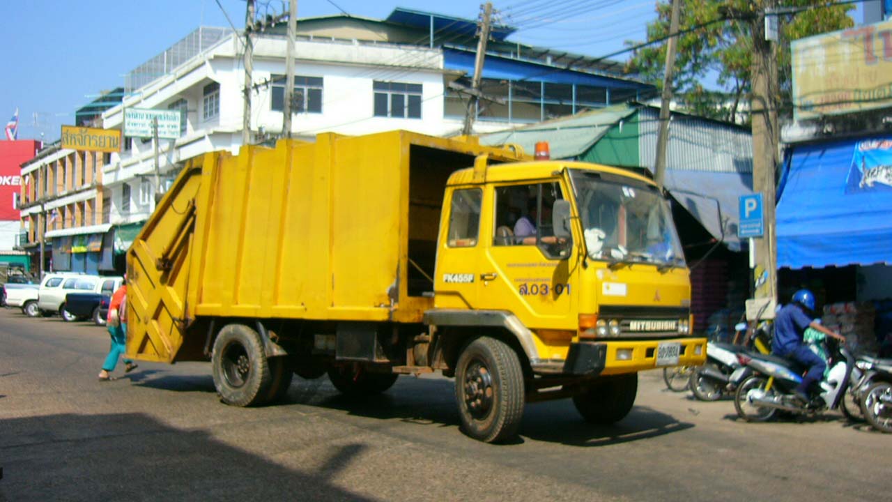 Waste_collection_vehicle-Thai.jpg